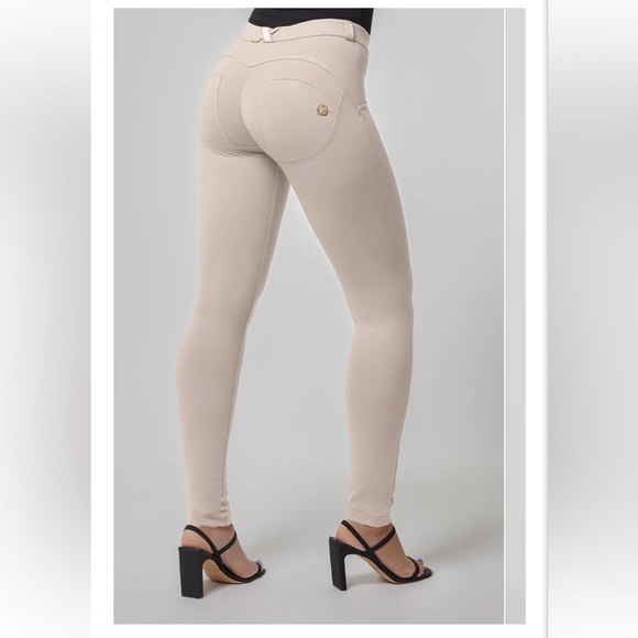 Freddy “butt lifting” pants in Cream Color xs - Picture 4 of 4